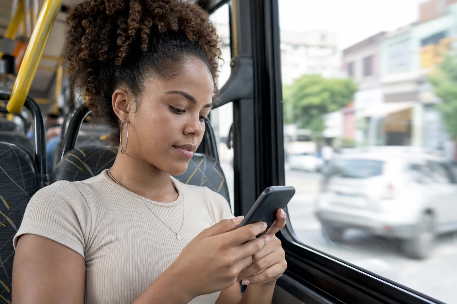 Cliente pesquisando um produto na busca da loja pelo celular