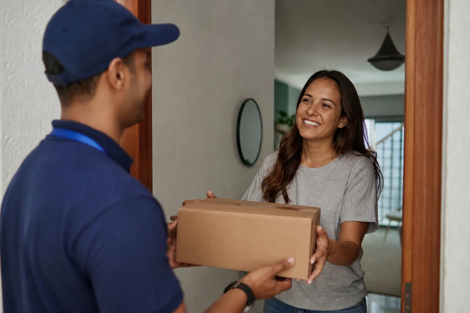 Cliente voltando a comprar na loja depois de um lembrete no celular