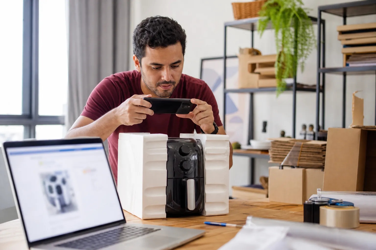 Vendedor preparando o anúncio do produto para o marketplace
