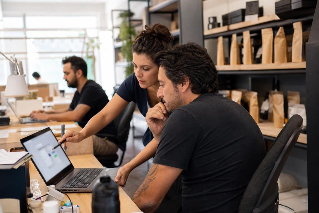 Gestores brasileiros de e-commerce analisando checkout com IA em uma loja virtual