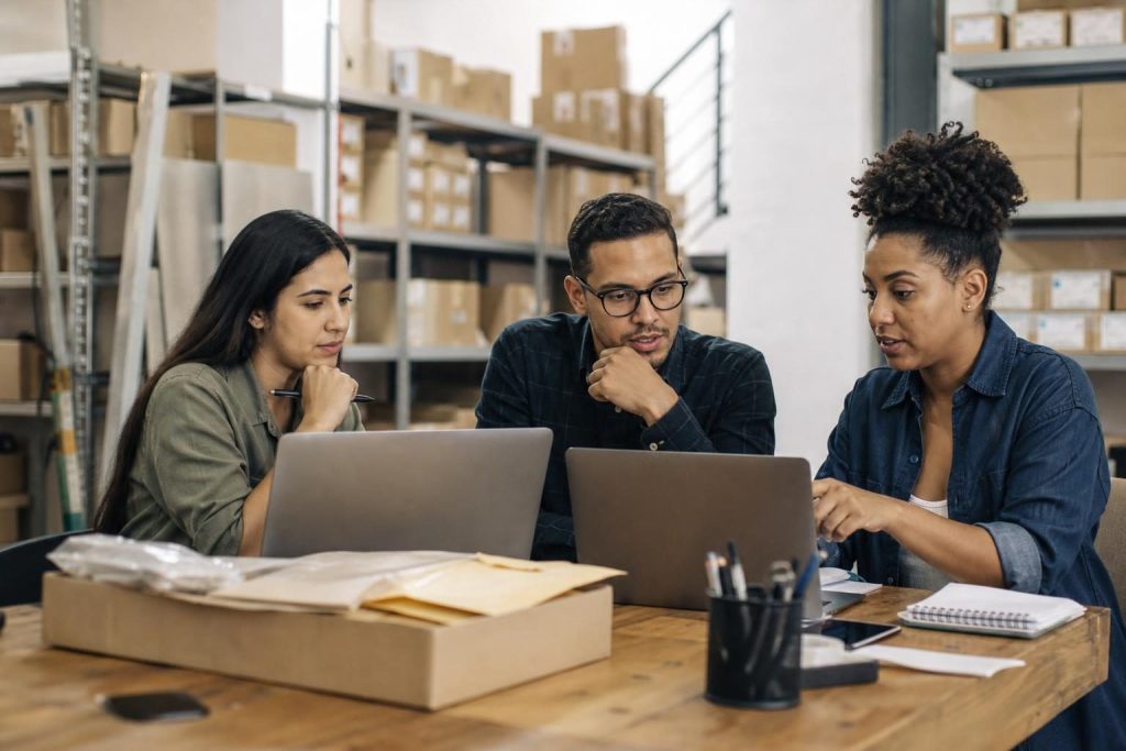 Gestores brasileiros de e-commerce analisando dados e catálogo para definir estratégia de IA