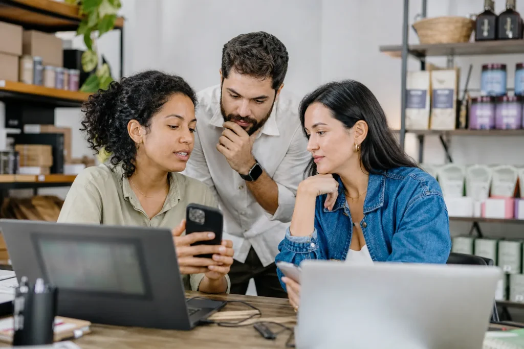 Equipe brasileira de e-commerce analisando conversas de WhatsApp antes de testar IA no atendimento