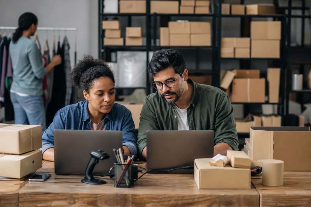 Equipe brasileira de e-commerce revisando catálogo e dados de produtos para agentes de compra com IA