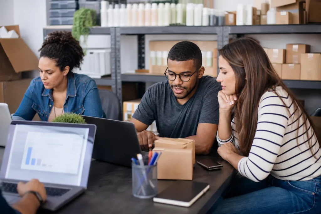 Equipe de e-commerce brasileira revisando informações de produto para reduzir devoluções com apoio de IA